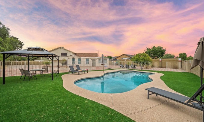 East Mesa Casa | Mesa Oasis 6BR Pool & Pickleball Sleeps 20