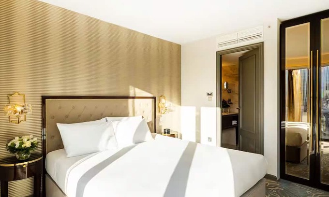 Portsoken Hotel | Spitel Fyeld Junior Suite at Hotel Saint—East End London Views!