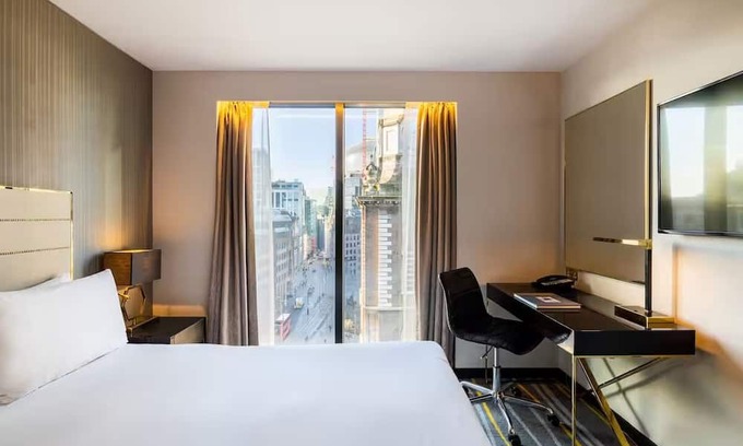 Portsoken Hotel | Corner King Room w/Stunning City Views – Spacious Stay in East London