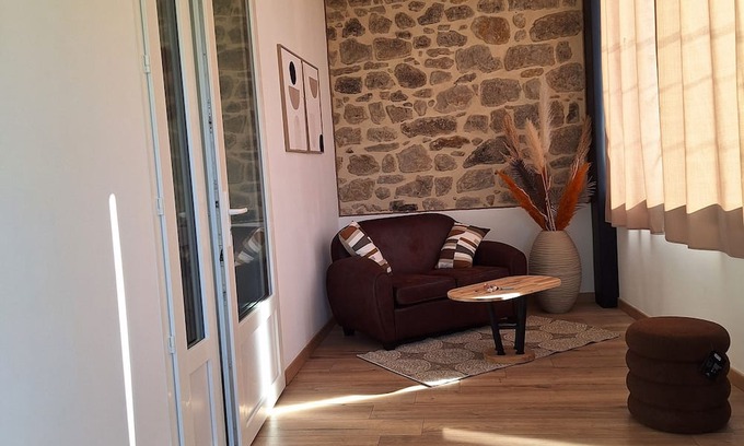 Lablachere Apartamento | Newly renovated apartment in a quiet hamlet 5 minutes from Lablachère.