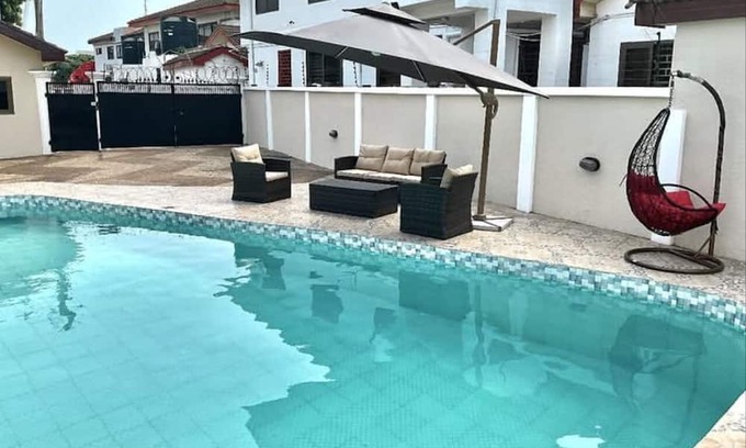 Accra Villa | Spacious 6-bedroom villa in charming Accra with AC