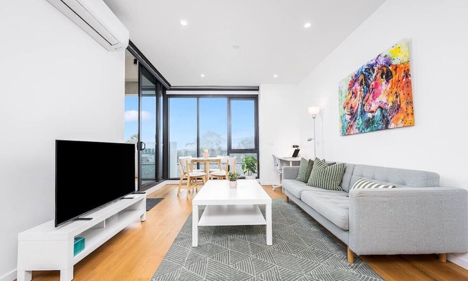 Heidelberg Heights Apartamento | Modern Luxe Charm with Balcony Parking Gym