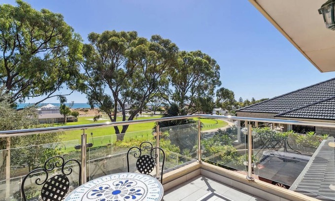 Silver Sands Casa | This house is a 4 bedroom(s), 2 bathrooms, located in Silver Sands, WA.