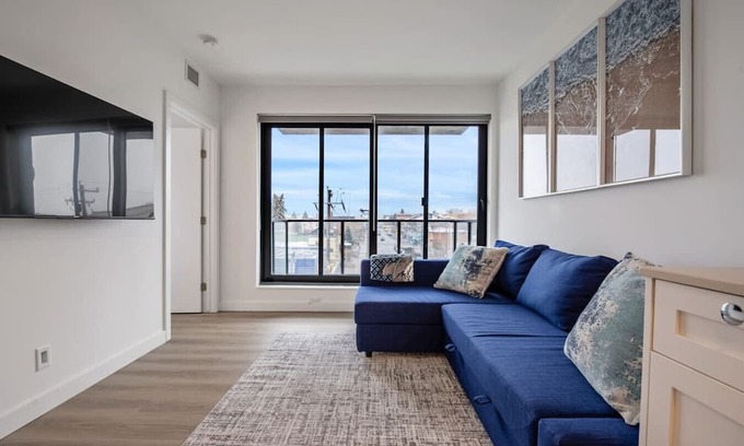 Crescent Heights Apartamento | Exquisite 2 Bed Condo near DT Core W/Free Parking