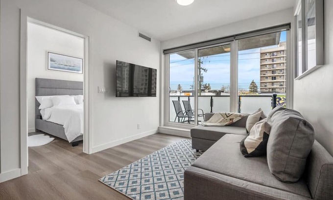 Sunnyside Apartamento | Chic 1BR Kensington unit W/Free UG Parking