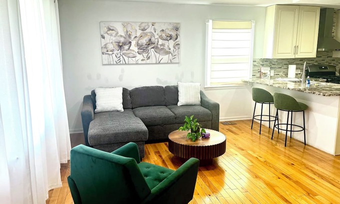 Des Plaines Casa | Cozy Home near O'Hare & fun Hubs with AC