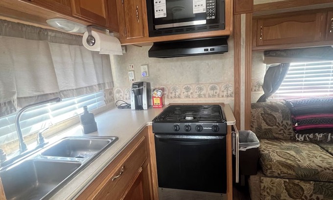 Cameron Alquiler De RV | Nice campground with AC in charming Cameron next to beach and LNG plant.