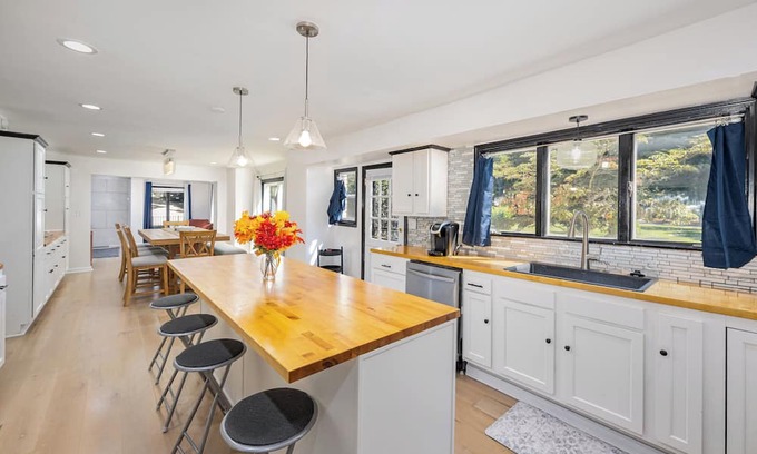 Xenia Casa | Spacious 4-bedroom house in Xenia near Universities