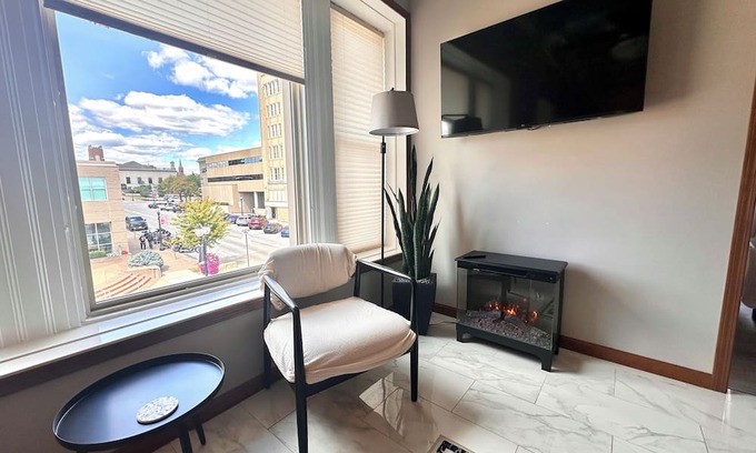 Muscatine Apartamento | New 2-bedroom loft in center of Downtown Muscatine. Shopping, food, pubs nearby.