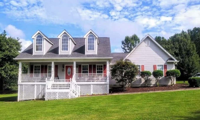 Tyrone Apartamento | Private! Spacious. + Shiloh - Private. King size bed. Quiet, serene