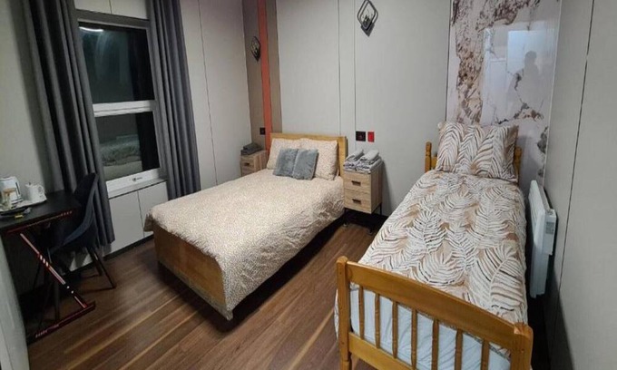 Pembroke Dock Apartamento | OYO Welsh Accomodation Standard Family of 3 Room