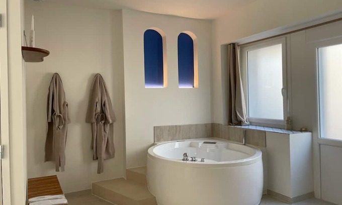 Saint-Georges-de-Reintembault Casa | Cosy Mediterranean-style spa and cinema 25 minutes from Mont-Saint-Michel