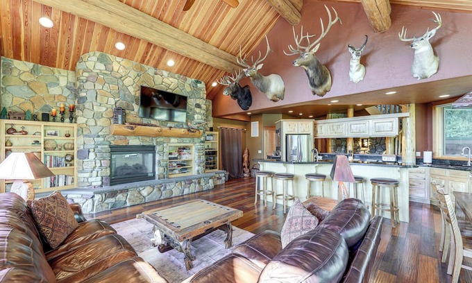 Whitefish Cabina | Ski-In/Out, Hot Tub: Spacious Retreat in Whitefish