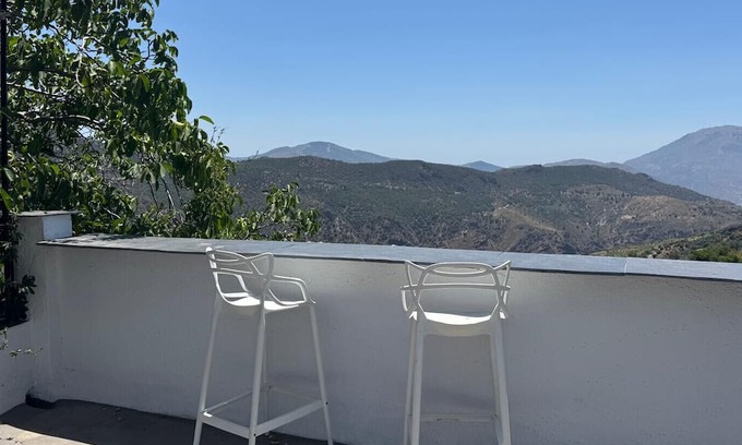 Pitres Apartamento | Apartment 'Chaparra Pitres Apart Ferreirola' with Mountain Views, Shared Pool and Wi-Fi