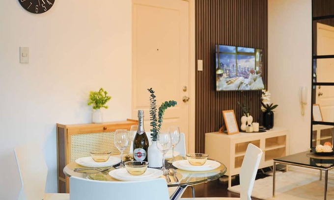 Downtown Condominio | Stylish 2-bedroom condo with fitness room and near vibrant night life in Makati