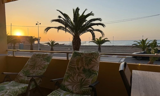 El Grau de Moncofa Apartamento | Oceanfront - Ideal for couples and telecommuting