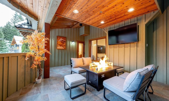 Blueberry Hill Casa | Luxury Chalet 8BR with Hot Tub in Whistler