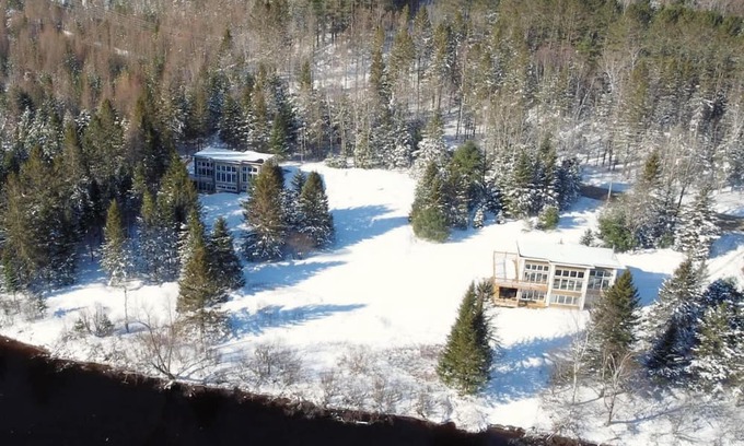 Riviere-Rouge Casa | Twin Cottages by the River - Corpo & Events