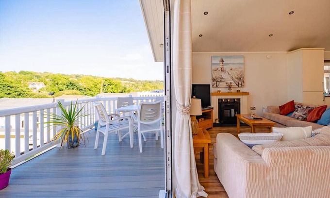 Narberth Cabina | Woodland Retreat near Wiseman's Bridge Beach - Pet-Friendly & Sleeps 6