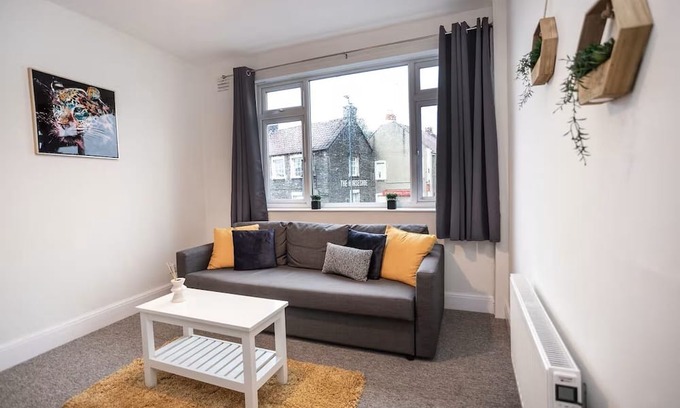 Staple Hill Apartamento | Spacious Bristol Flat, 3 Bedrooms, Sleeps upto10-Ideal for Contractors