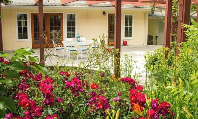 Salyer Otro | Relax & Recharge in a Spacious 7-Bedroom Rural Salyer House: Pool + Wifi