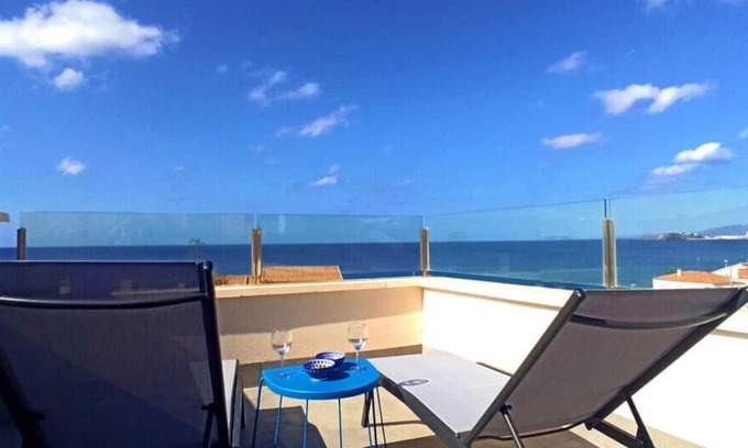 Los Puertos Apartamento | Grande corner villa in Isla Plana by the sea