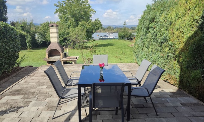 Urmitz Casa | Rheinuferhaus -Complete vacation home directly on the Rhine