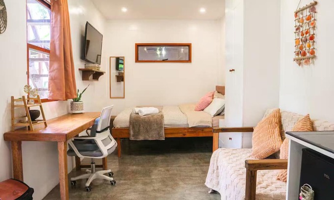 Catangnan Apartamento | The Garden Room - Comfy apartment with workspace