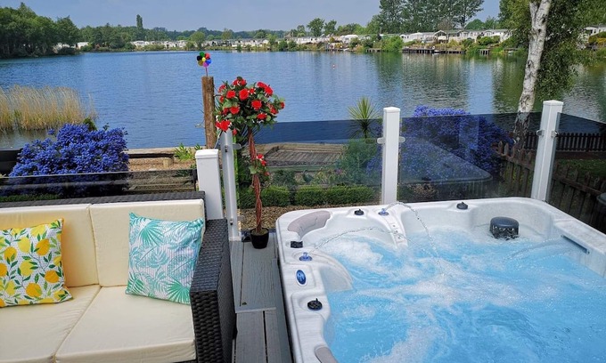 Tattershall Cabina | Meridian Tattershall Lakes Escape - Lakeside lodge with a fishing peg & HOT TUB