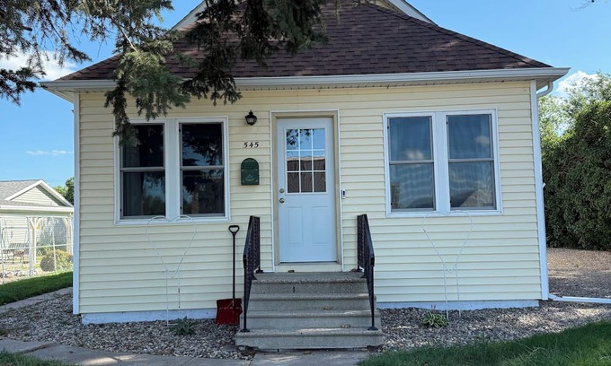 Harvey Casa | Charming 2-bedroom house in picturesque Harvey with AC