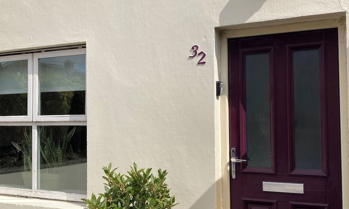 Ennis Casa | Charming townhouse: pubs, restaurants & trad music a short stroll away☘️