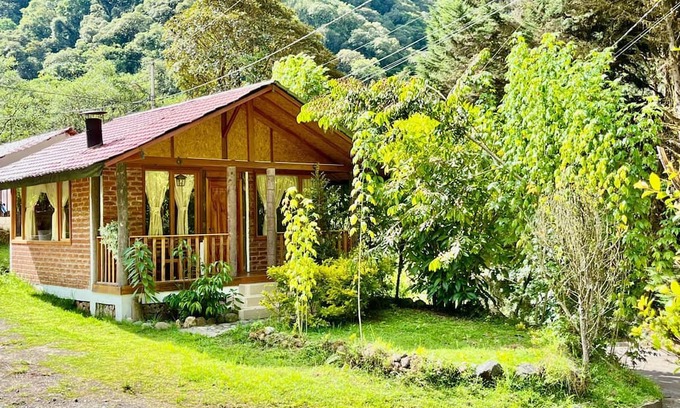 Banos de Agua Santa Cabina | Munay Wasi by Hospedaje Punztan 1-bedroom cabin in Baños de Agua Santa