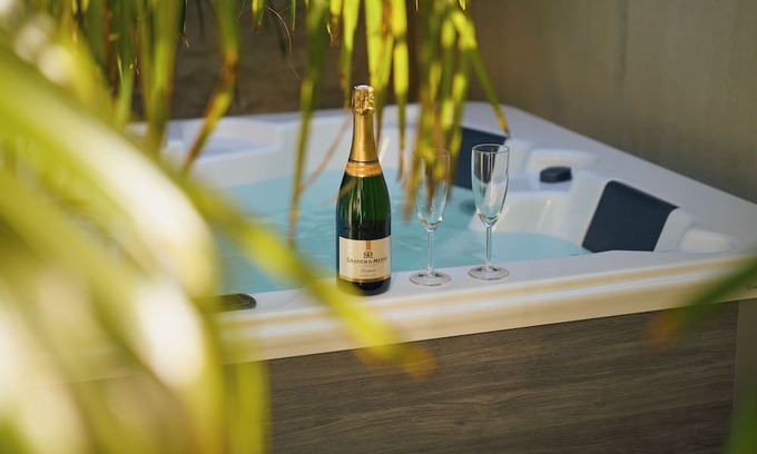Cognac Apartamento | NOMAD SUITE with private jacuzzi - downtown Cognac