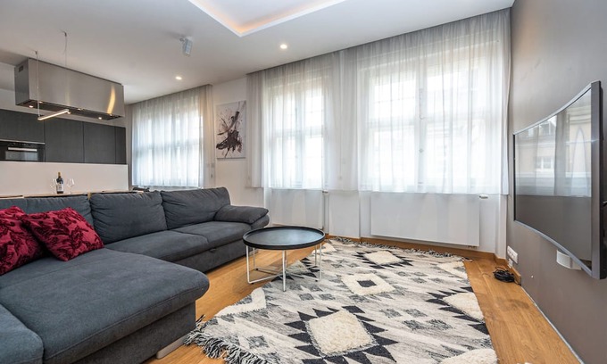 Josefov Apartamento | Palace Dlouha Old Town apt with terrace & parking