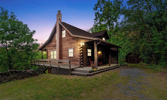 Baker Chalet De Esquí | Fire Pit, Large Yard, Dog Friendly near Lost River