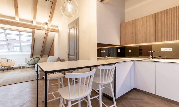 Vinohrady Apartamento | Stylish Attic Retreat near Rieger Gardens