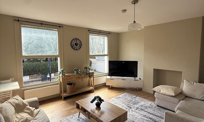 Stoke Newington Apartamento | Stokey Skyline Retreat With Balcony
