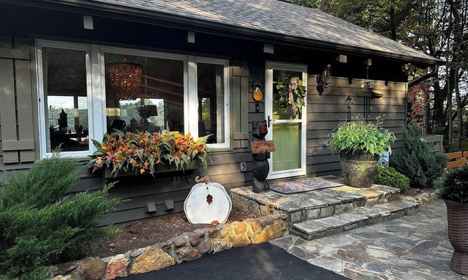 Roaring Gap Cabaña | Cozy and Quiet Four Bedroom Cottage on a Golf Course in Glade Valley, NC.
