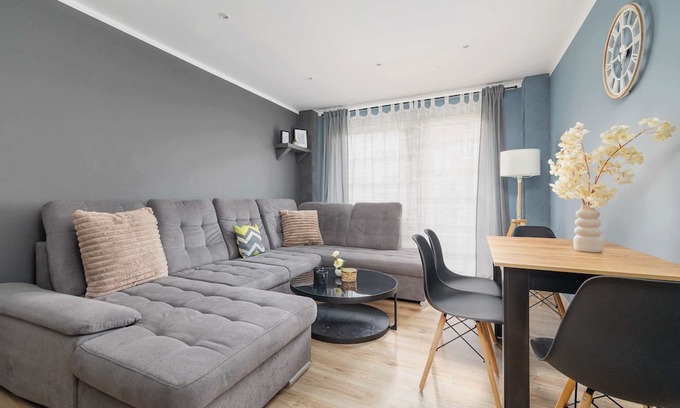 Katowice Apartamento | Ossowskiego 28 Katowice | Blue and Green Apartment with Balcony