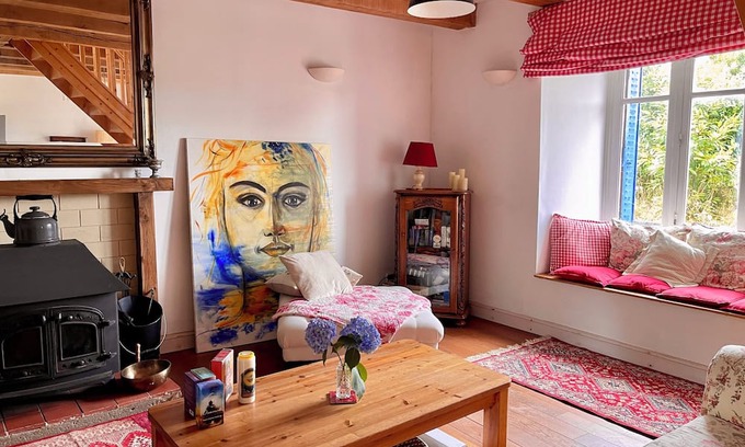 Plumieux Cabaña | Cozy & Artistic 2-Bedroom Cottage Near Brocéliande
