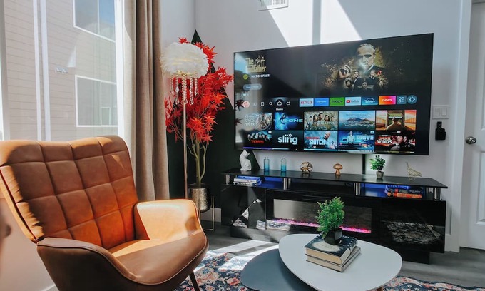 Center City Apartamento | Onsite Parking/2 King Beds/75"TV/Rain Shower