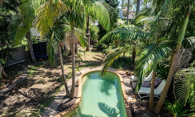 Gwandalan Casa | Vivid Sanctuary by Lake Beach, heated Pool EV Charger Fireplace 1hr from sydney