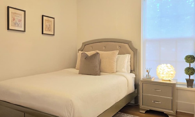 Fox Point Apartamento | 2BR Garden Apt w/Parking Near Brown & RISD