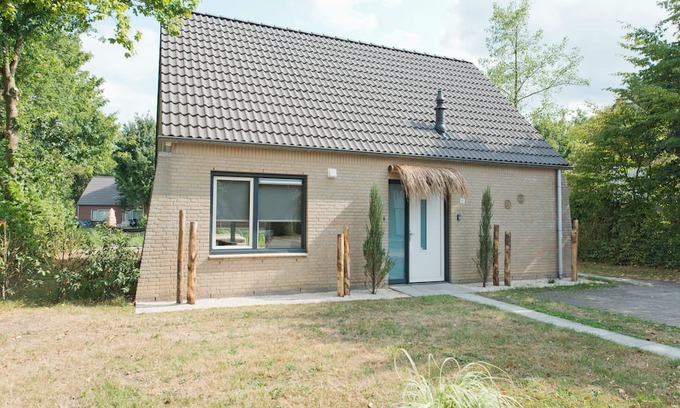 Hoeven Casa | Villa Wellness Retreat 2: Cozy house with SAUNA & JACUZZI, near the woods!
