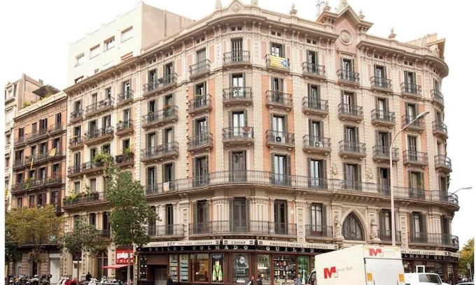 L'Antiga Esquerra de l'Eixample Apartamento | Bright Living Spaces with Catalan Charm