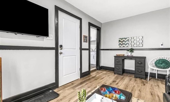 Hazel Park Apartamento | New! Contemporary 1BR Haven, Private & Pristine