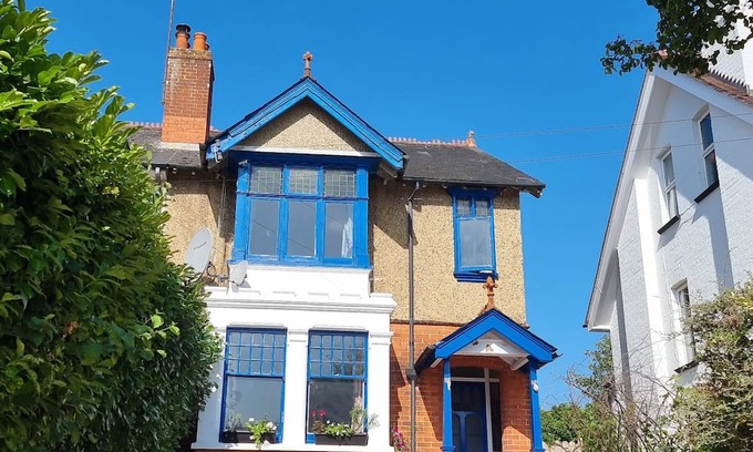 Tilehurst Casa | Blue House with character and charm