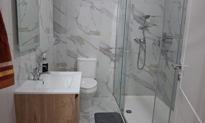 Munxar Apartamento | Water Lily Oasis Courtyard Apartment - 5min Walk to Beach