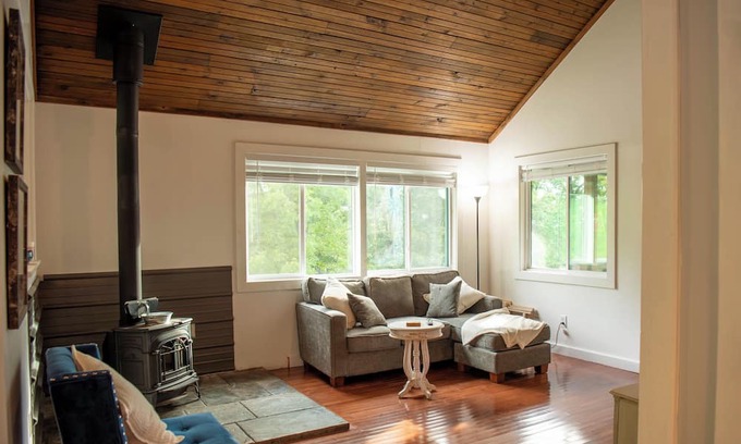 Mathias Cabina | Secluded cabin on 20acres boarding the George Washington National Park