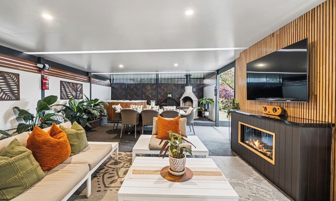 Coffs Harbour Casa | Ellie's Cottage Escape - Sleeps 8, Spa, Pizza Oven